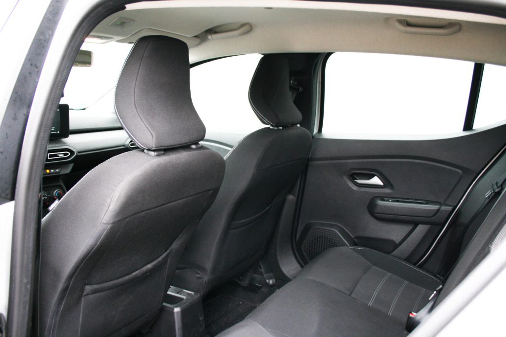Achterbank en zwarte bekleding in auto-interieur