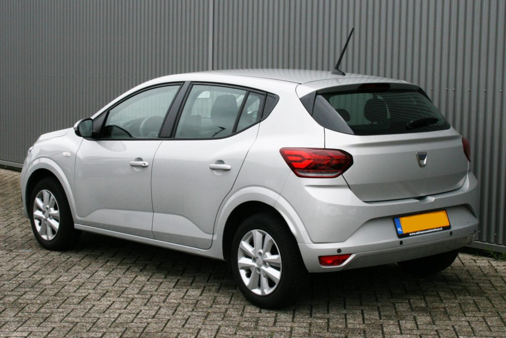 Zilveren Dacia Sandero hatchback, gezien van schuin achteren
