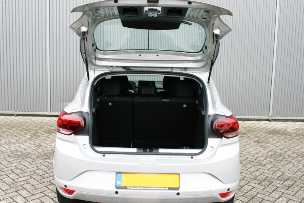 Open achterklep van witte auto met lege bagageruimte