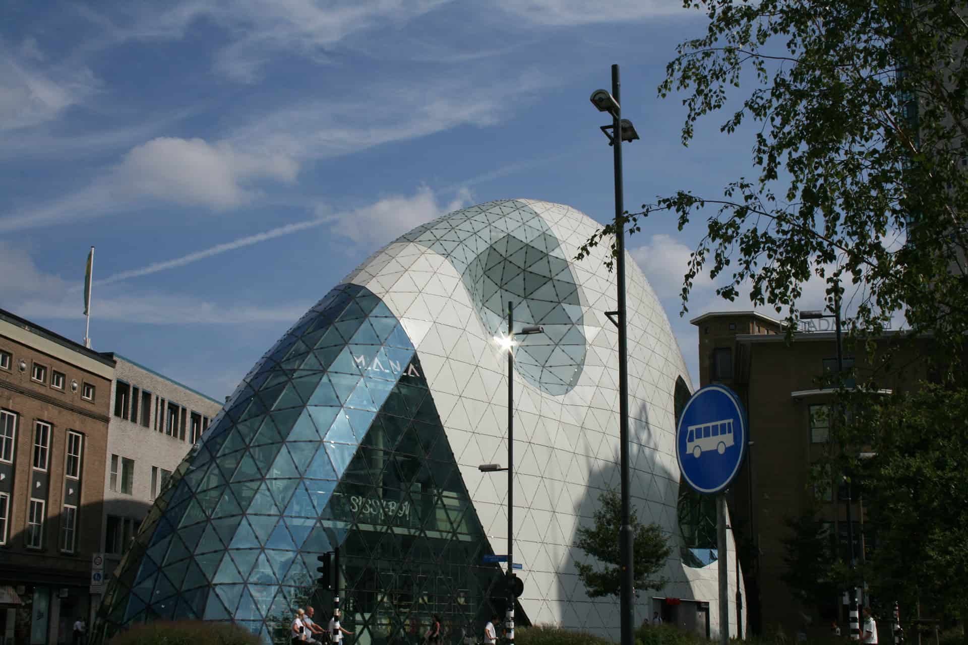 Futuristisch gebouw met glazen gevel in Eindhoven