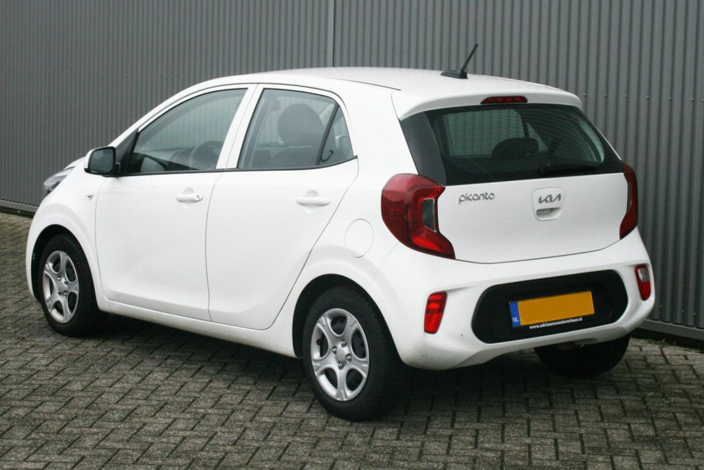 Witte Kia Picanto gezien vanaf de achterzijde