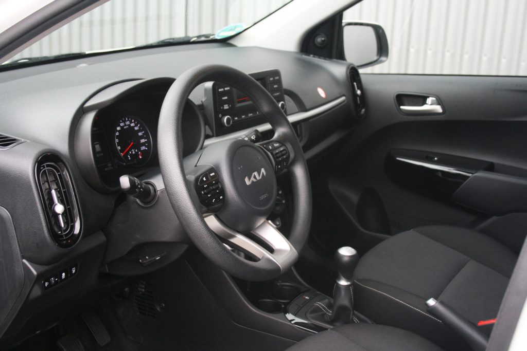 Interieur van Kia met stuurwiel en handgeschakelde versnellingsbak