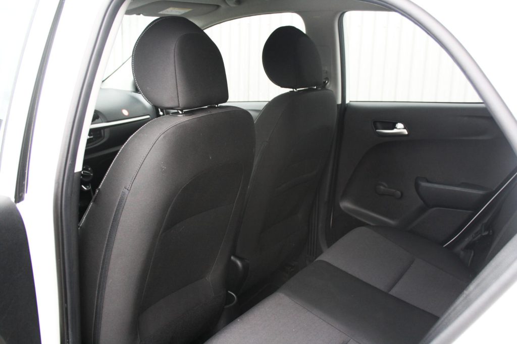 Achterbank en zwarte stoffen stoelen in auto-interieur