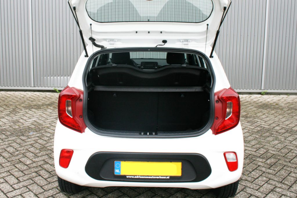 Open kofferbak van witte compacte auto