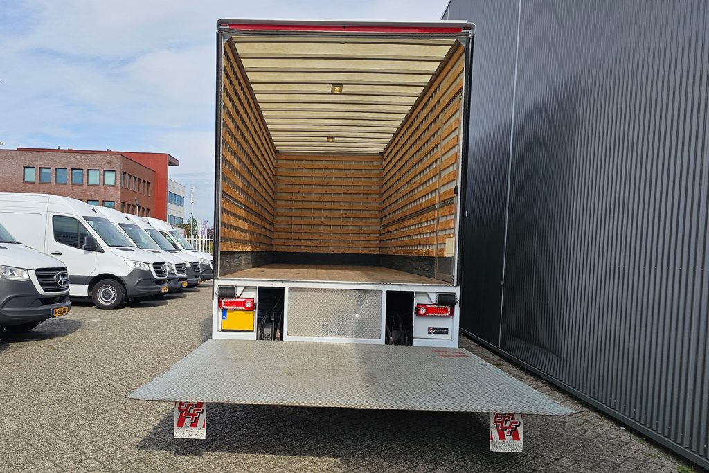 Lege laadbak van vrachtwagen met neergelaten laadklep