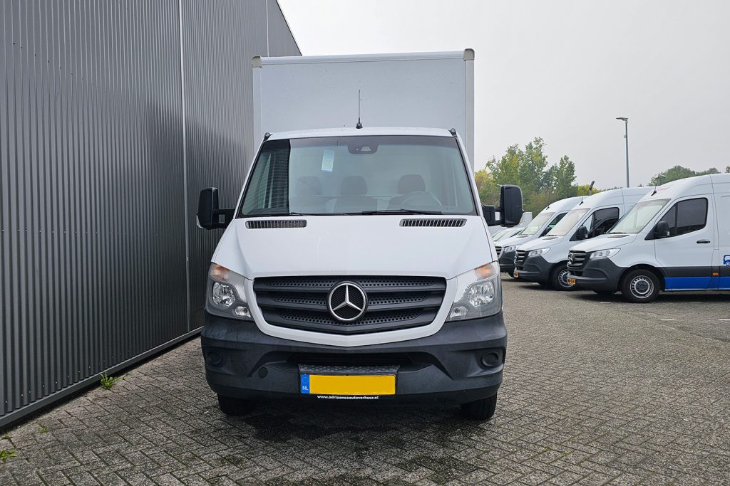 Witte Mercedes-Benz bakwagen op bedrijfswagenpark