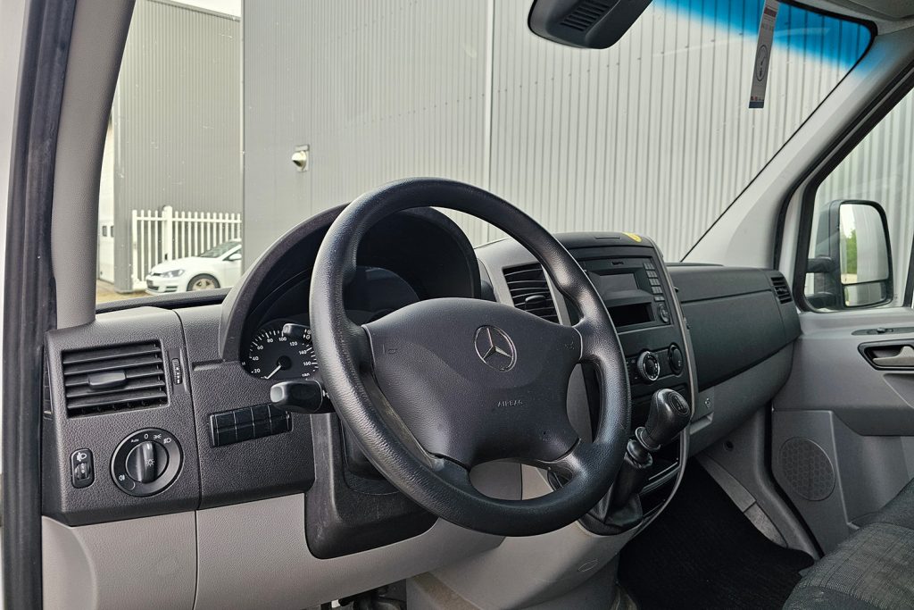 Mercedes-Benz bedrijfswageninterieur met stuurwiel en handgeschakelde versnellingspook