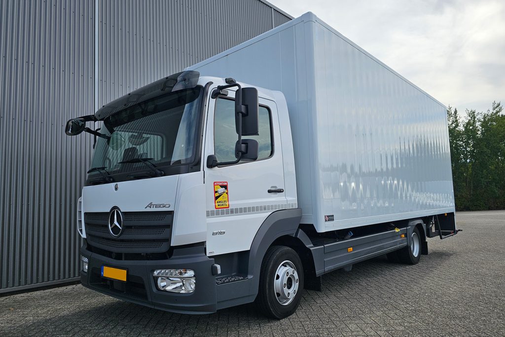 Witte Mercedes-Benz Atego bakwagen bij bedrijfspand