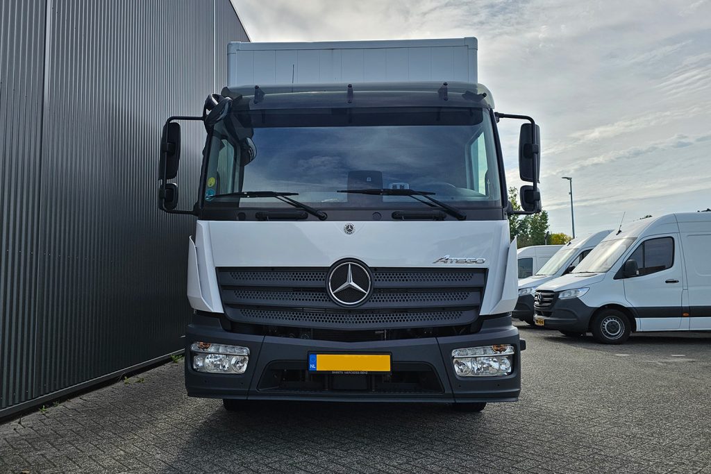 Witte Mercedes-Benz Atego vrachtwagen van voren