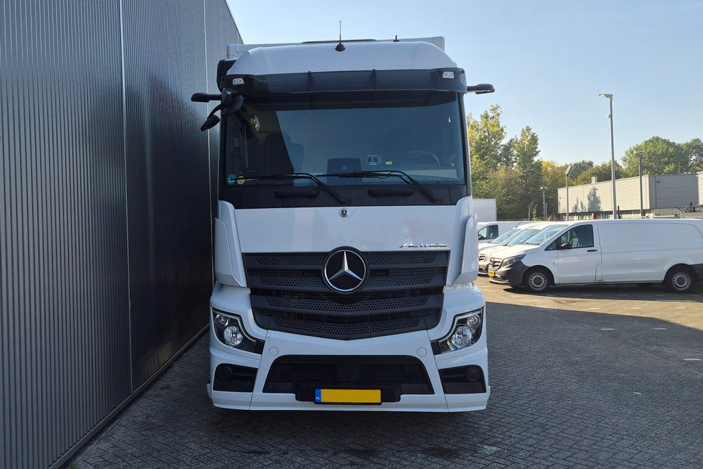 Witte Mercedes-Benz Actros vrachtwagen van voren