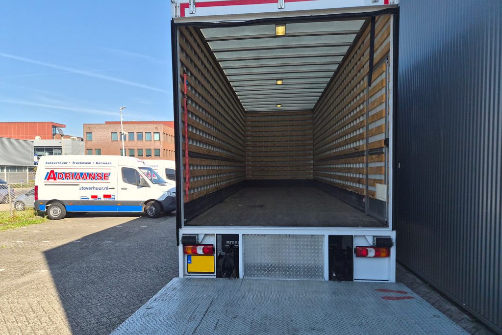 Lege verhuiswagen met geopende laadklep