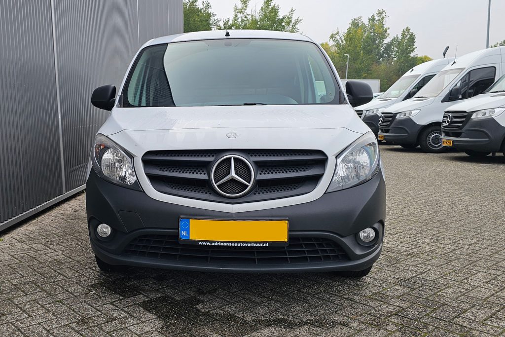 Witte Mercedes-Benz bestelwagen van voren op parkeerterrein
