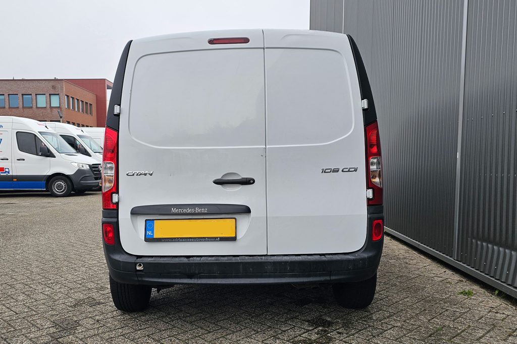Achterzijde van witte Mercedes-Benz Citan bestelwagen