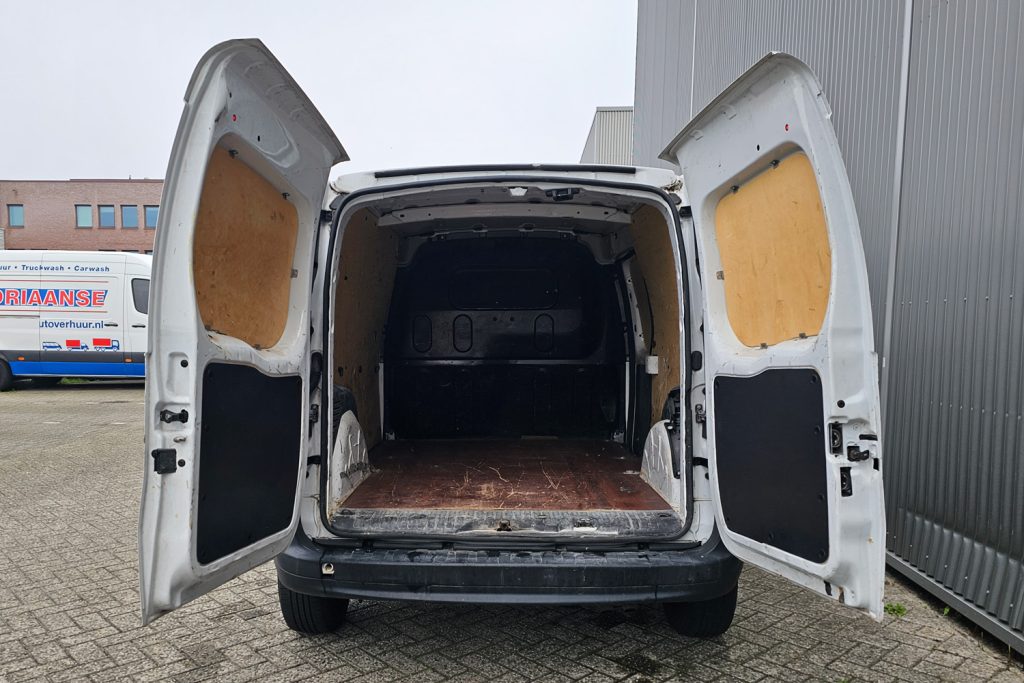 Open laadruimte van witte bestelwagen
