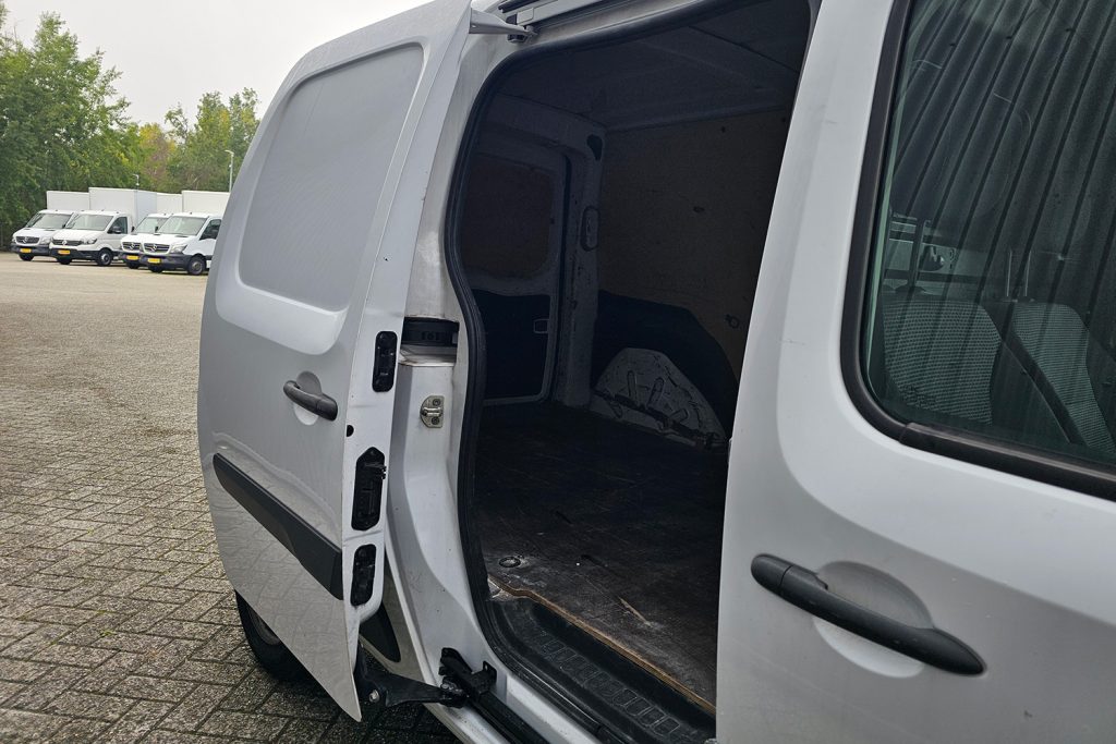 Open achterdeur van witte bestelwagen met lege laadruimte