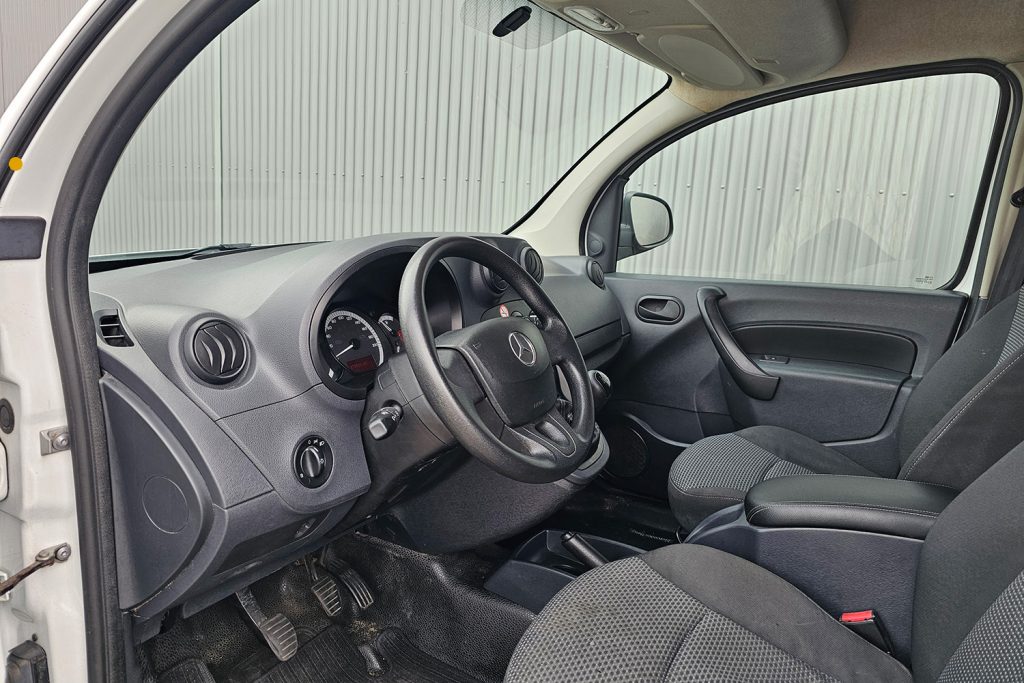 Interieur van Mercedes bestelwagen met bestuurdersstoel en dashboard