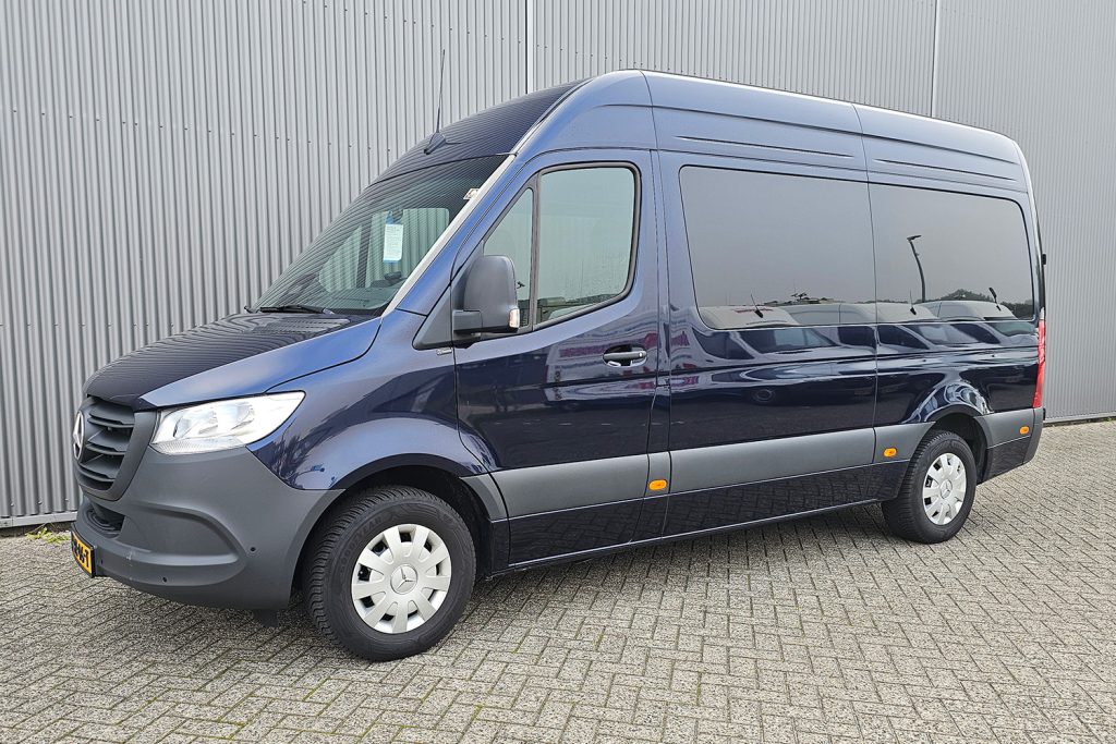 Donkerblauwe Mercedes-Benz Sprinter gesloten bestelbus