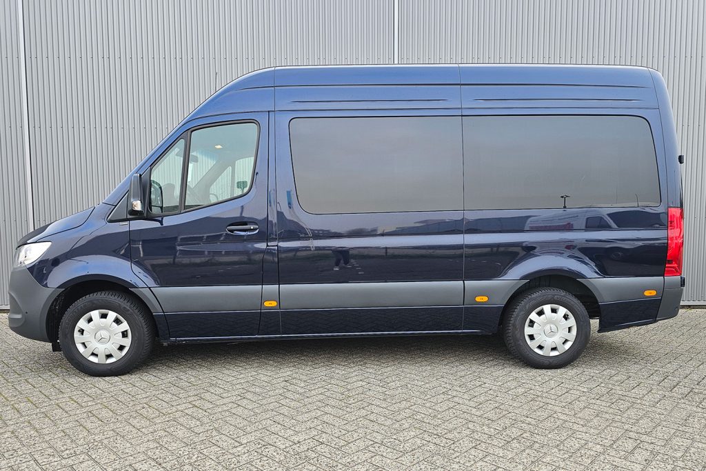 Donkerblauwe Mercedes-Benz bestelbus in zijaanzicht