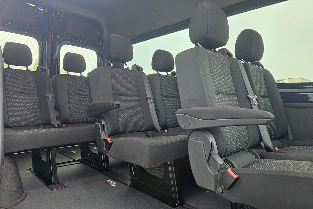 Interieur van minibus met zwarte passagiersstoelen