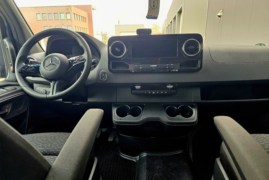 Dashboard van Mercedes-Benz bestelwagen met stuur en bekerhouders