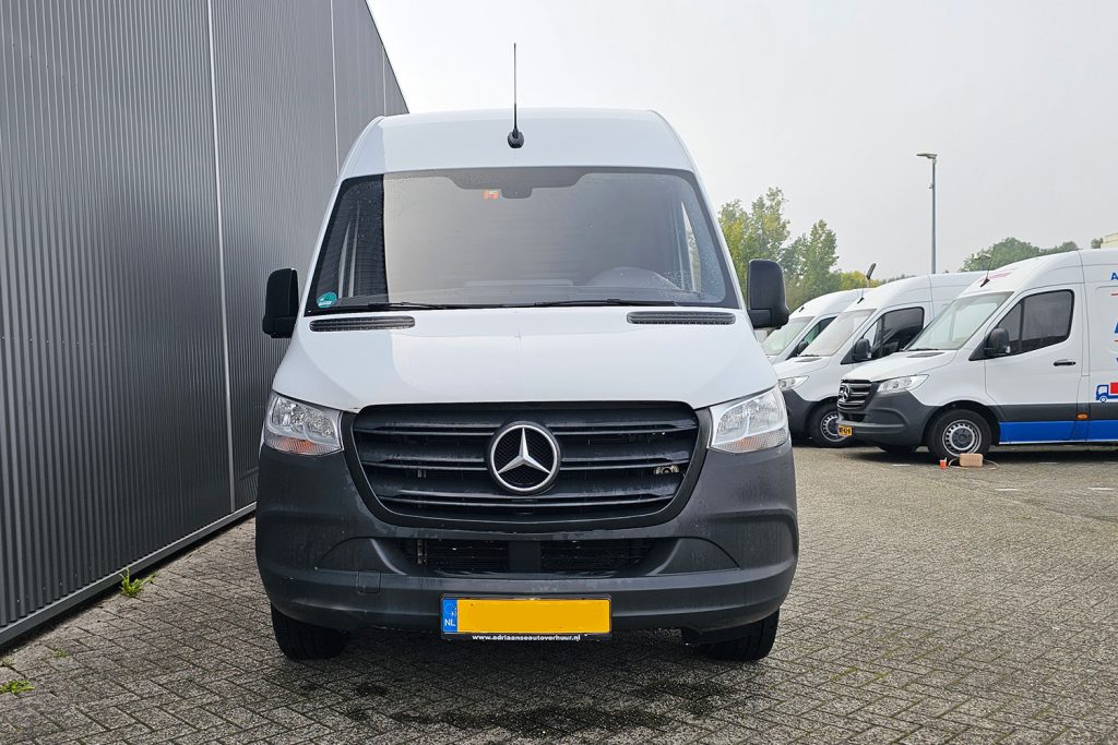 Witte Mercedes-Benz bestelbus geparkeerd op bedrijfs terrein