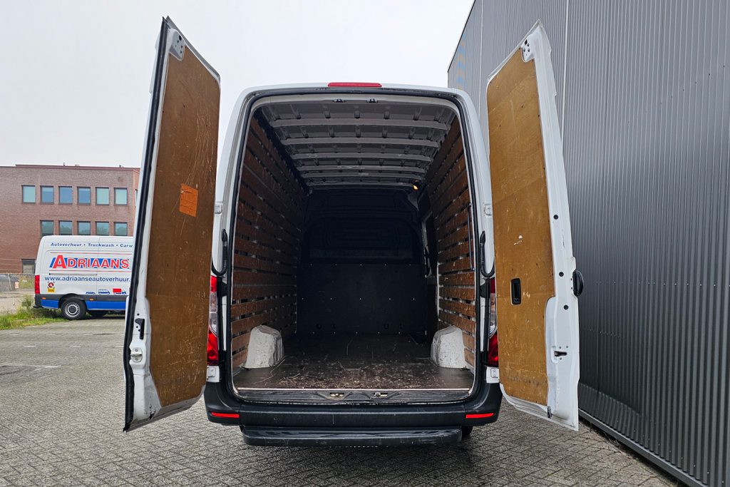 Open laadruimte van witte bestelbus