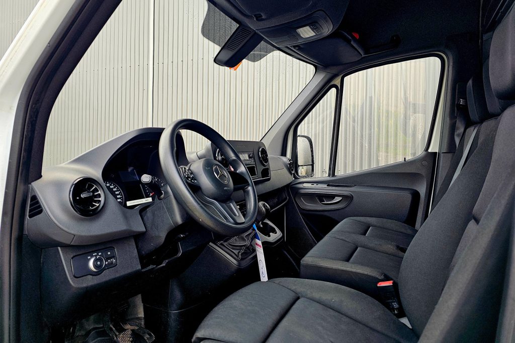 Interieur van Mercedes-Benz bestelwagen met bestuurders- en passagiersstoel