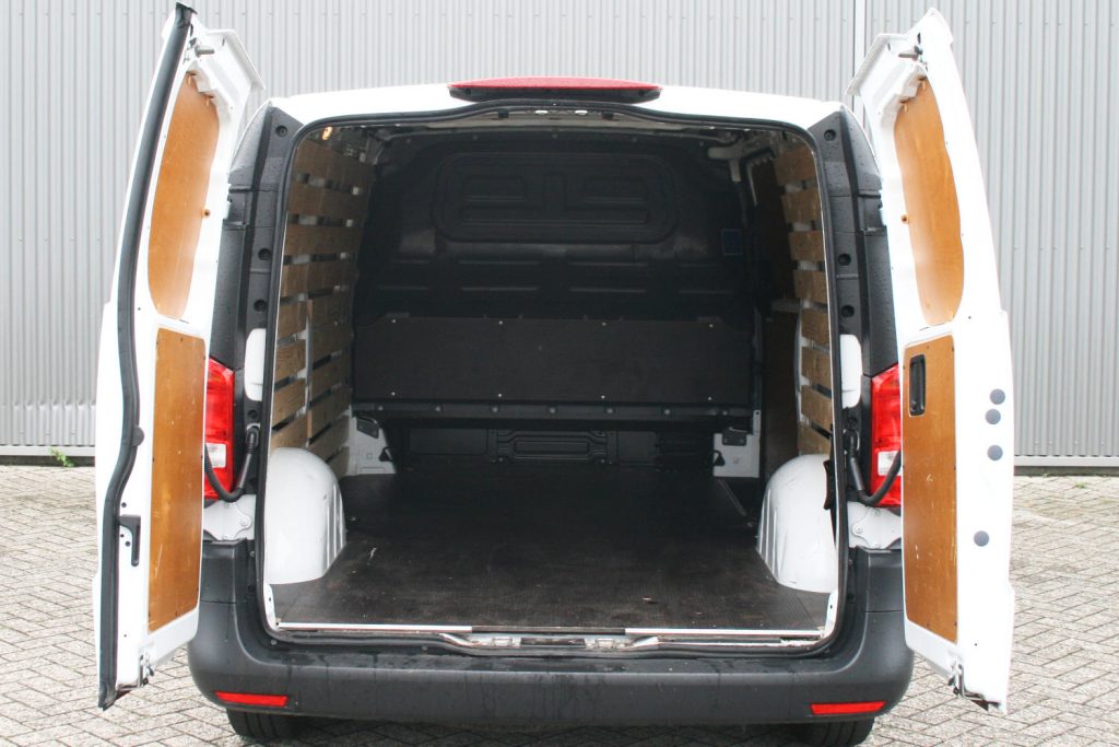 Open laadruim van witte bestelwagen met dubbele achterdeuren