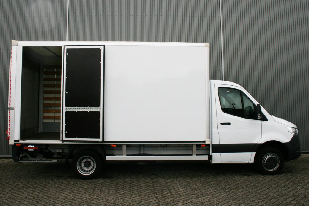 Witte gesloten verhuiswagen met geopende zijdeur