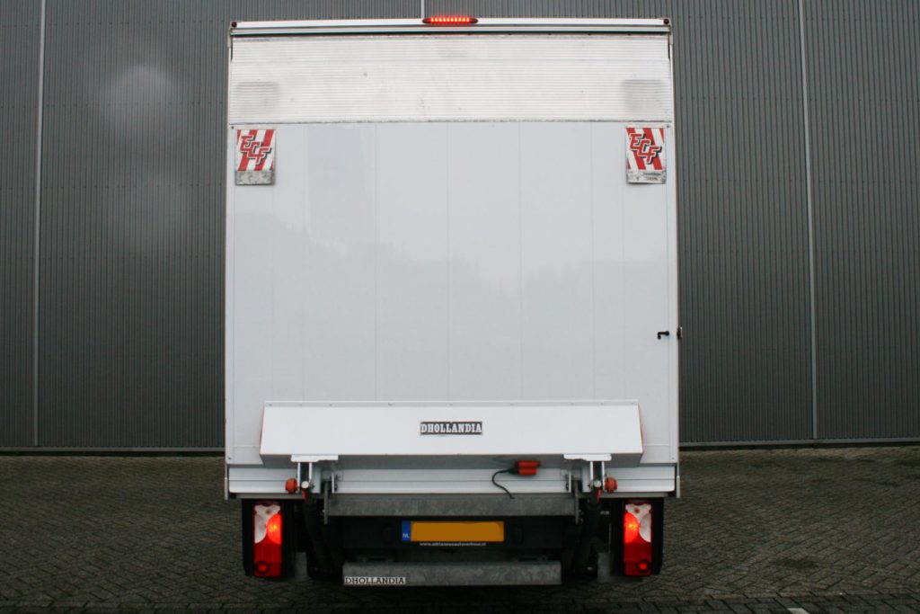 Achterkant van witte vrachtwagen met laadklep