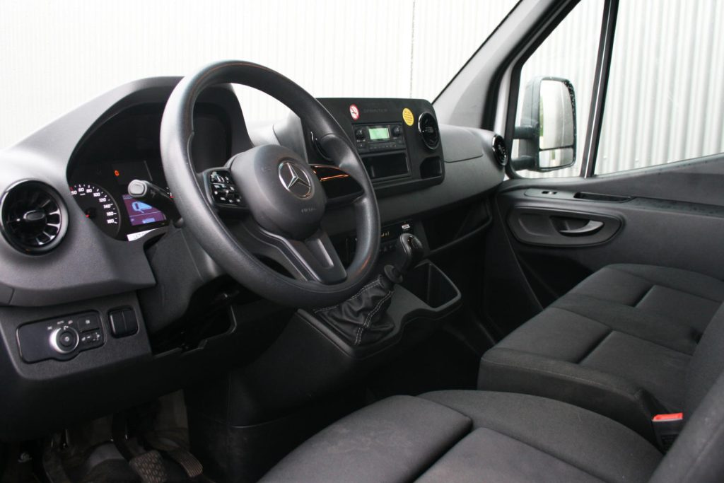 Interieur Mercedes-Benz bestelwagen met stuur en handgeschakelde versnellingsbak
