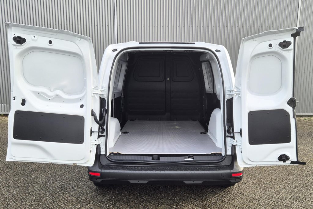 Open achterdeuren van witte bestelwagen met lege laadruimte