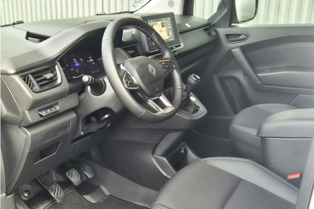 Interieur van Renault met stuur, touchscreen en handgeschakelde versnellingsbak
