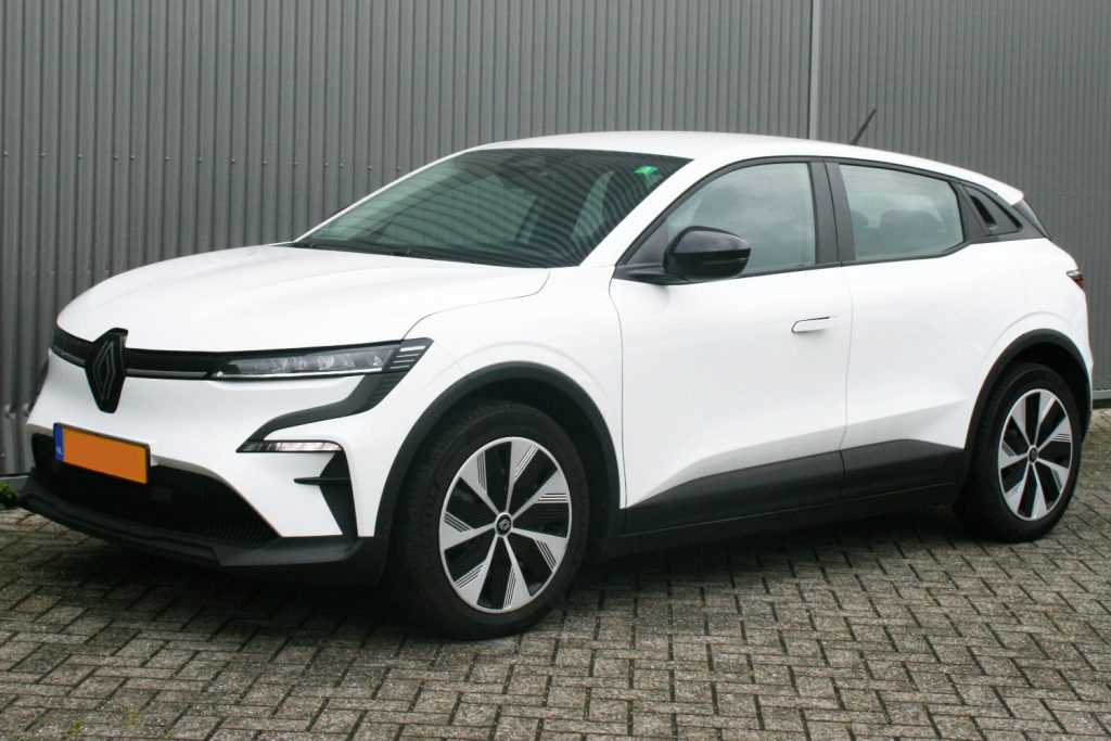 Witte Renault Mégane E-Tech elektrische SUV geparkeerd buiten