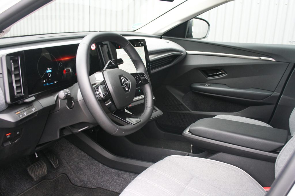 Interieur van Renault met stuur, digitaal dashboard en touchscreen