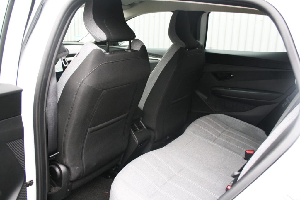 Achterbank van auto met grijze stoffen bekleding