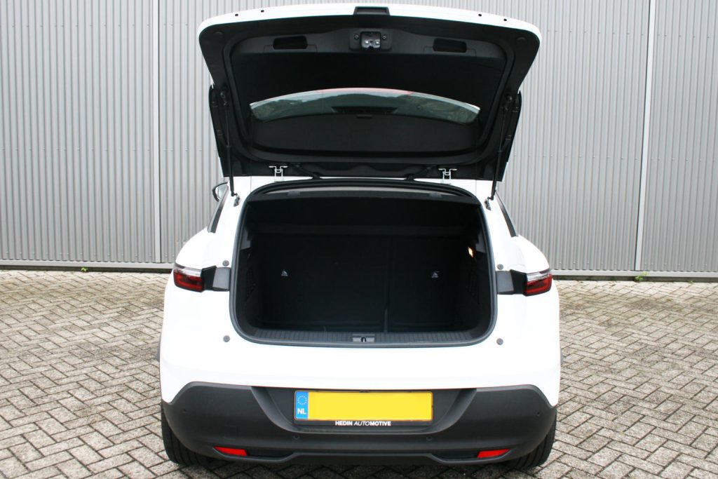 Open bagageruim van witte auto, achteraanzicht