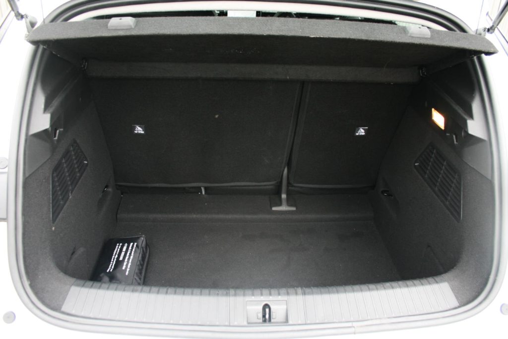 Open kofferbak van auto met lege bagageruimte