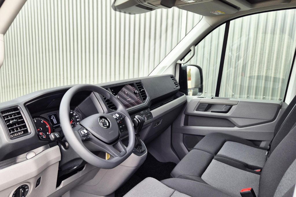 Interieur van Volkswagen bestelwagen met stuur, dashboard en passagiersstoel