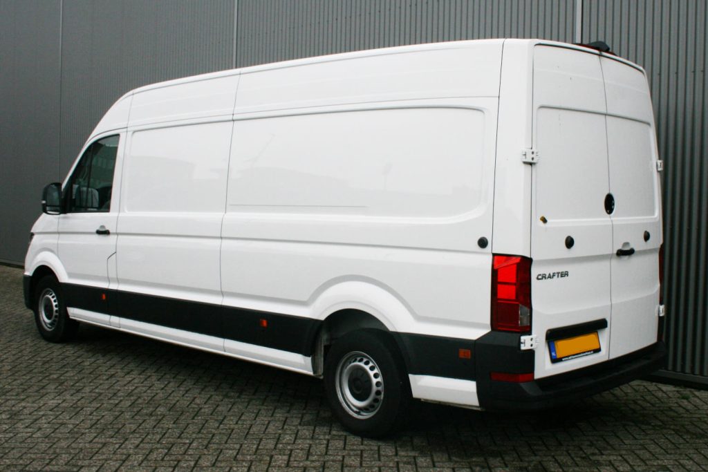 Witte Volkswagen Crafter bestelbus van achteren gezien