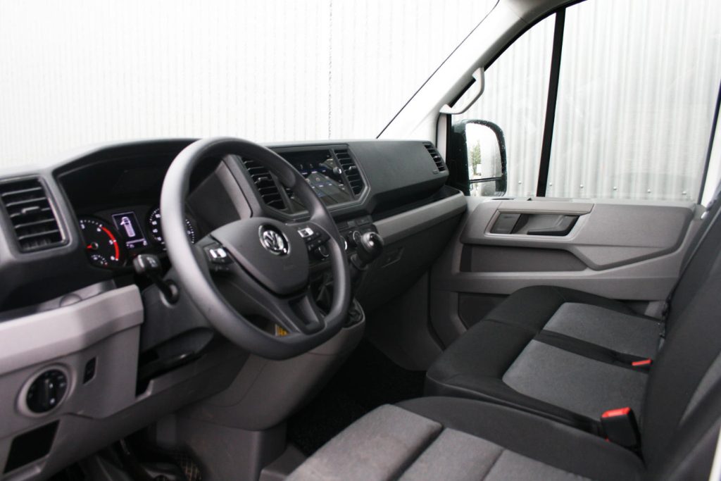 Interieur van Volkswagen bestelwagen met stuurwiel en passagiersstoel