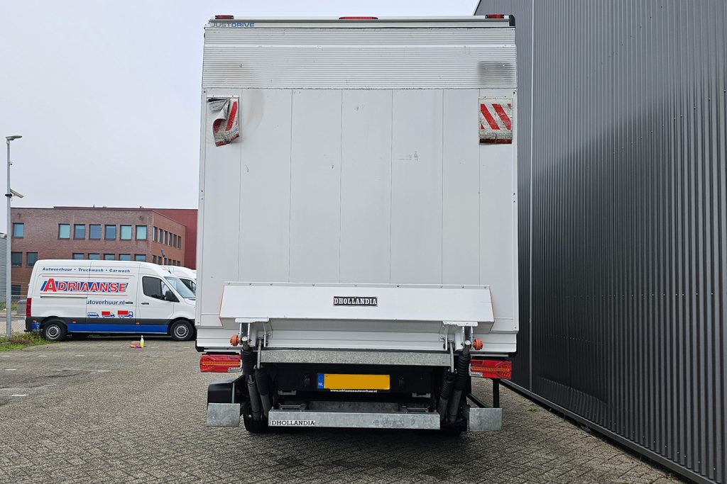 Achterzijde witte bakwagen met Dhollandia-laadklep