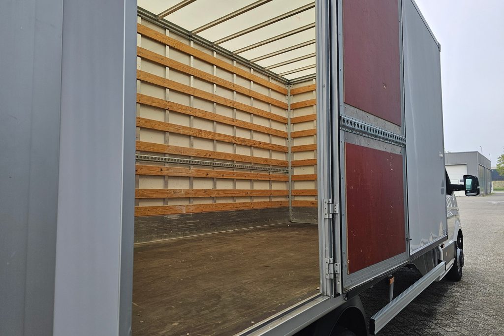 Lege verhuiswagen met geopende laadruimte